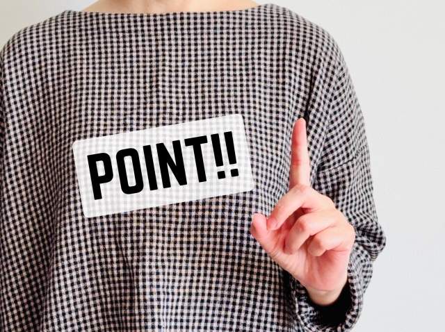 人差し指を立てた女性と「POINT‼」と書かれた文字