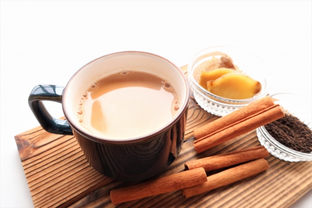 冷え性におすすめの生姜とシナモンが添えられたチャイ