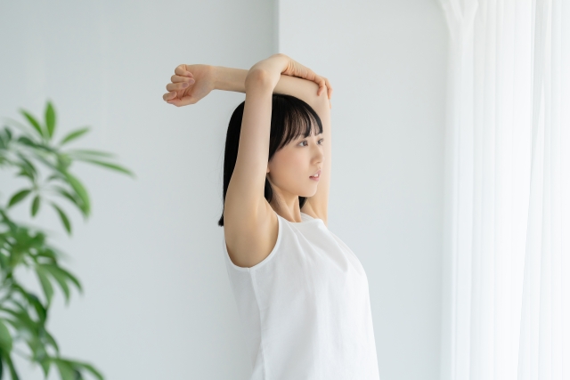 ストレッチをする女性