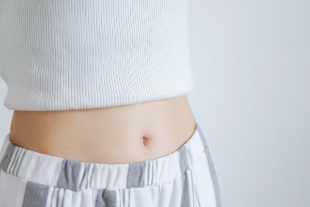お腹が見える洋服姿の女性のお腹