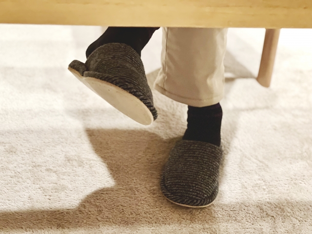 デスクワーク中の足元