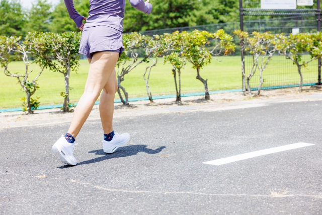公園を散歩する女性