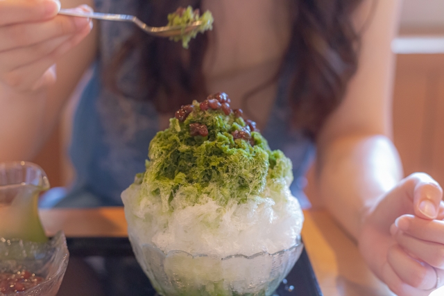 冷たいかき氷を食べる女性