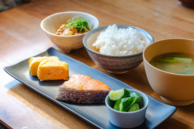 和朝食（ごはん、味噌汁、納豆、卵焼き、鮭、漬物）