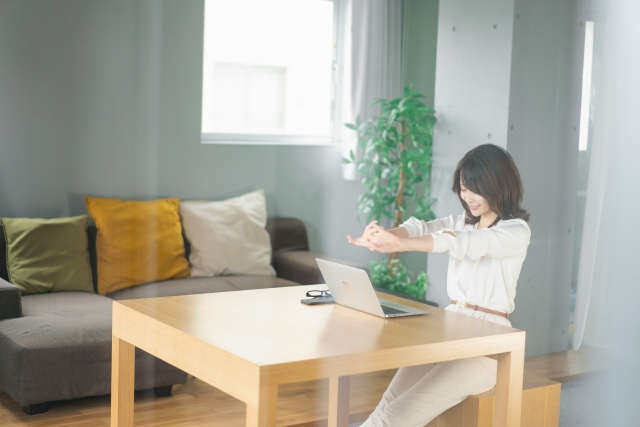 椅子に座ってストレッチする女性