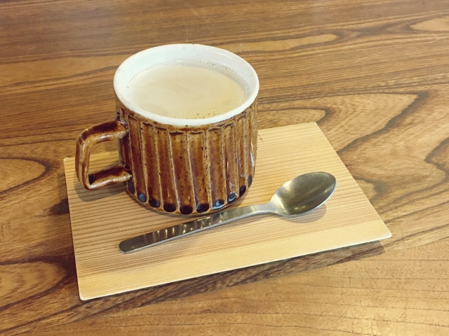 温かいほうじ茶ラテ