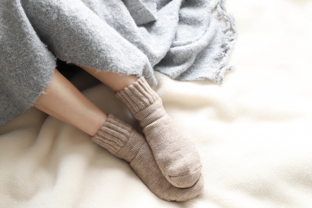 温かい靴下を履いた女性の足元