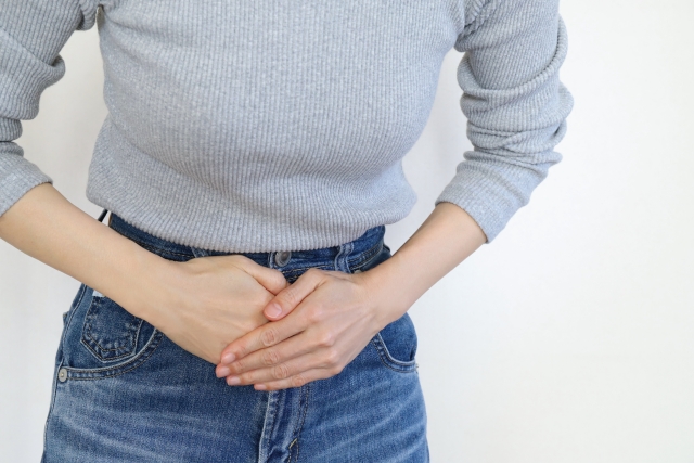 生理痛でお腹を押さえる女性