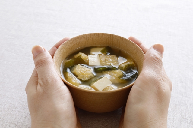 豆腐と油揚げとワカメの味噌汁